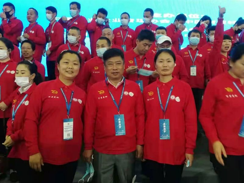 2021年，林源物業(yè)代表與參賽隊員合影