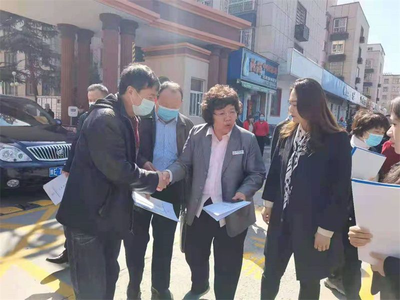 2021年，住建局劉恒磊局長到金色嘉園小區(qū)調(diào)研